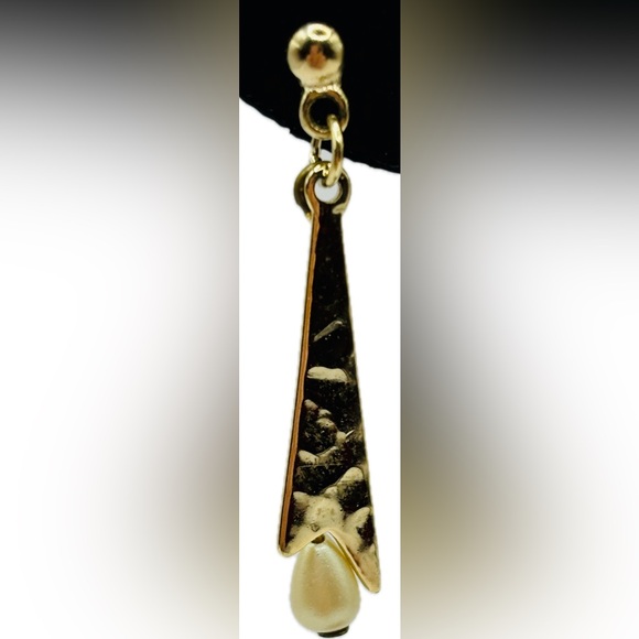 Jewelry - Pretty Gold-tone and Bead Earrings